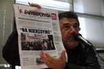 Panos Sokos, Vertreter der Journalisten im Streikkomitee der Tageszeitung Eleftherotypia, mit einer Streikzeitung. Foto: Spyros Tsakiris