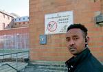 Mustafa Adem Harun vor der Haftanstalt in Hamburg, in der die somalischen "Piraten" sitzen. Foto: Marily Stroux
