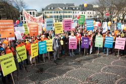 „Deutsche Welle für die ganze Welt“ hieß es am 23. Februar in Bonn, als Beschäftigte des Senders gegen weitere Kürzungen bei Personal und Programm protestierten Foto: Jürgen Seidel
