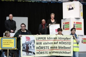 Beschäftigte aus Lage-Hörste argumentierten vor dem Gewerkschaftsrat in Berlin gegen die Schließung der Bildungsstätte Foto: Christian von Polentz 