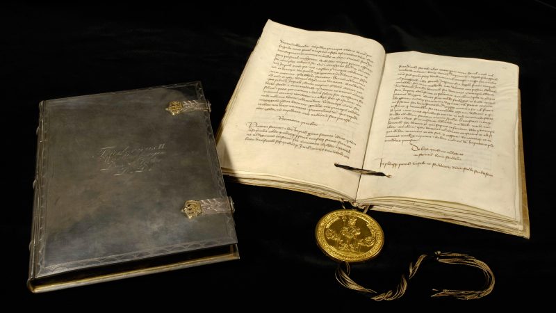 Ein Exemplar der vor kurzem als UNESCO-Weltdokumentenerbe eingestuften „Goldenen Bulle“ findet sich im Archivportal D der Deutschen Digitalen Bibliothek (Vorlage: Landesarchiv Baden-Württemberg, Abt. Hauptstaatsarchiv Stuttgart, H 51 U 598).