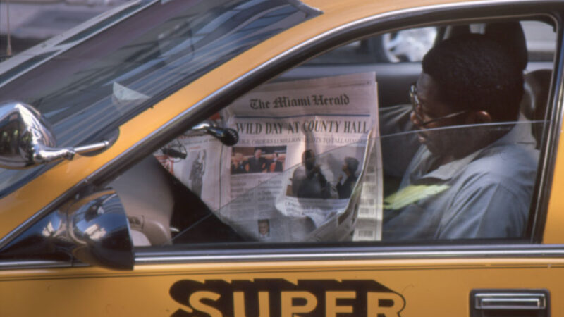 Was steht in der Zeitung? Taxifahrer in Miami, USA. Foto: Eddy Posthuma de Boer