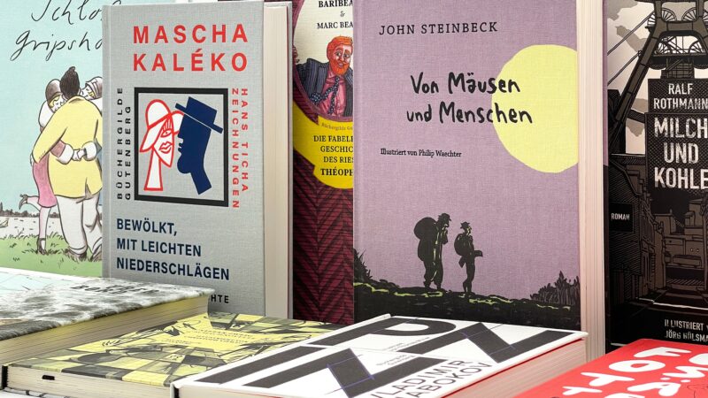 Bücher liegen auf einem Tisch