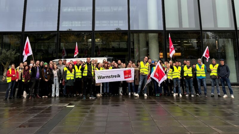 Warnstreik Menschen vor der SZ